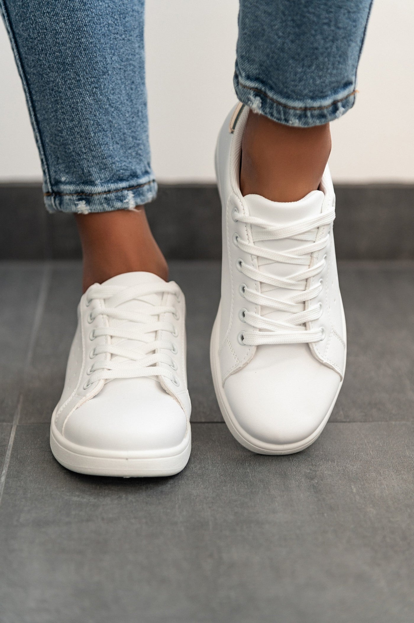 Μοντέρνα sneakers με επίπεδη σόλα - shoes